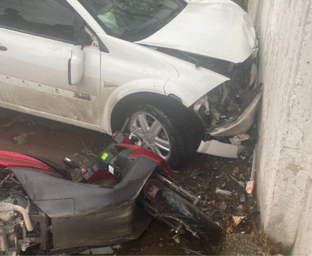 Otomobil motosiklete çarptı, 2 kişi yaralandı...