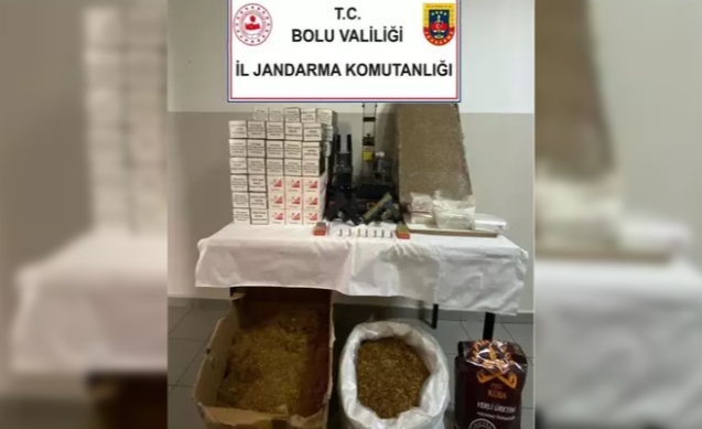 Jandarmadan kaçak sigara ve silah operasyonu; 3 gözaltı