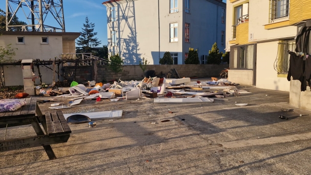 Kriz geçirdi... Evini talan etti...