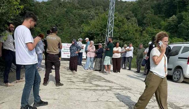 Mahalleli bir kez daha yol kapattı…