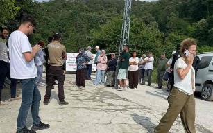 Mahalleli bir kez daha yol kapattı…
