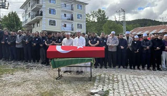 Yaşamını yitiren AFAD personelinin cenaze namazını...
