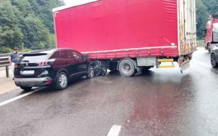 TIR’dan ayrılan dorseye çarpan otomobildeki 2 kişi yaralandı