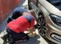 Otomobilin motor kısmına sıkıştı...