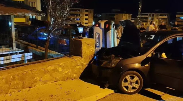 Çarpışmanın etkisiyle devrildi... 1'i çocuk, 3 yaralı...