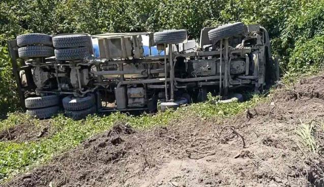 Beton mikseri şarampole yuvarlandı…