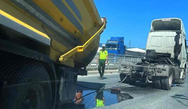 Dorse TIR’dan ayrıldı… Yol trafiğe kapandı…