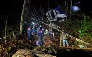 50 metreden dere yatağına devrildi... 4 saat sonra...