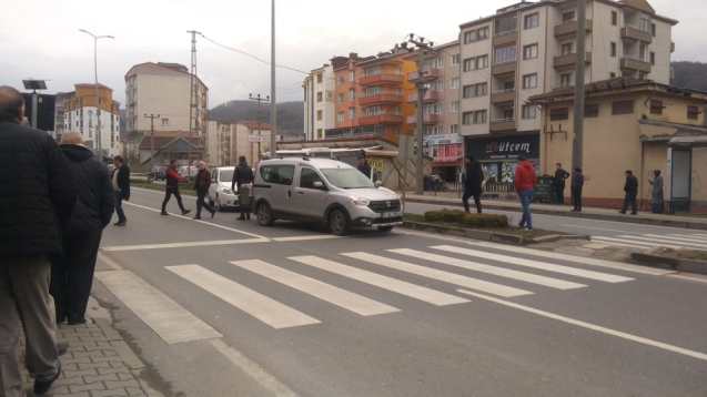 ÜÇ ARAÇ ÇARPIŞTI, ANNE VE BEBEK YARALANDI...