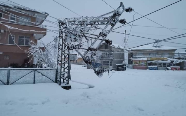 Yoğun kar yağışı sonucu elektrik direği devrildi...