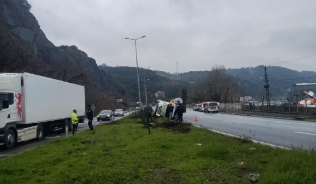 Tedavi olurken ambulanstan indi... Aracına baktı...