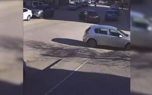 Motosiklet ile otomobilin çarpıştığı kaza kamerada...