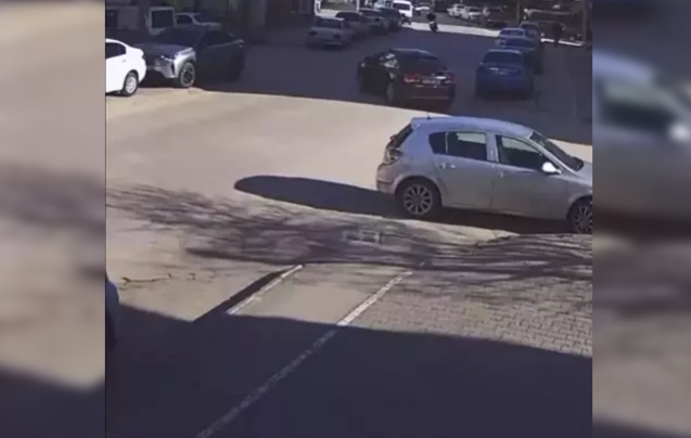 Motosiklet ile otomobilin çarpıştığı kaza kamerada...