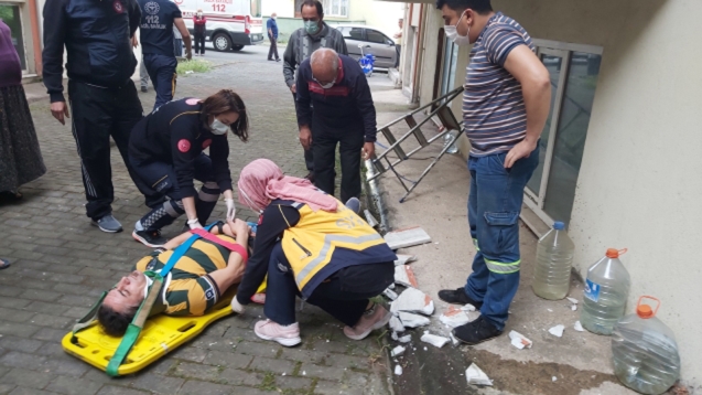 Çocuğunun topunu alacaktı...4 metreden beton zemine düştü...