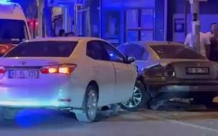 Alkollü sürücü, park halindeki 2 araca çarptı...