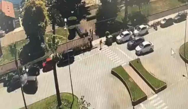Gözünü yoldan ayırdı… Otomobile çarptı…