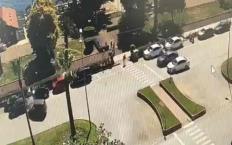 Gözünü yoldan ayırdı… Otomobile çarptı…
