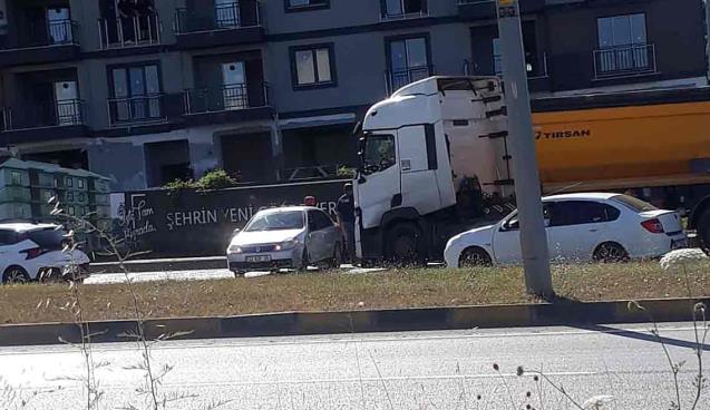 Tır otomobili sürükledi… Trafik kilitlendi…