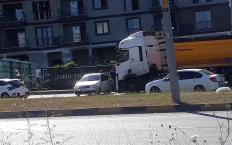 Tır otomobili sürükledi… Trafik kilitlendi…