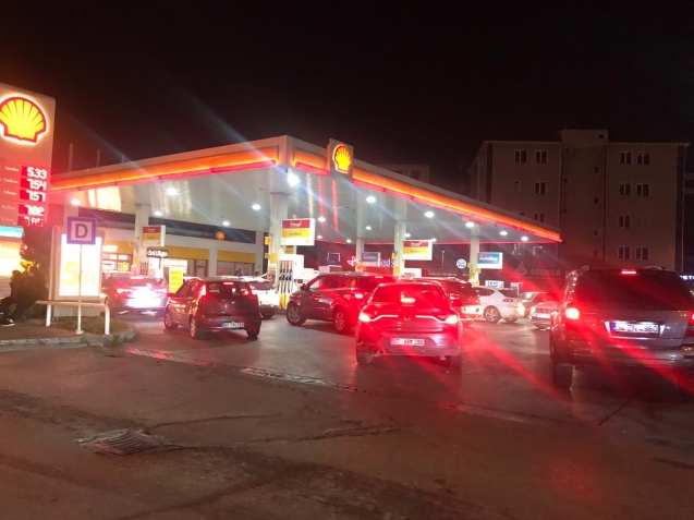 Akaryakıt istasyonlarında araç yoğunluğu yaşanıyor.