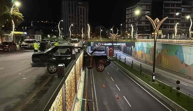 Köprü korkuluklarına çarpan otomobil askıda kaldı…