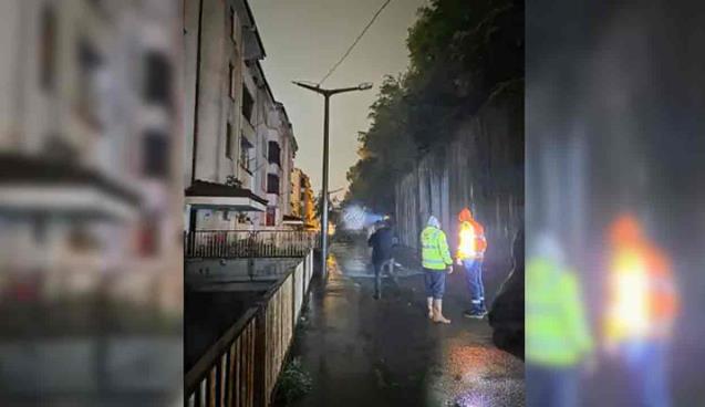 İstinat duvarı çöktü: 3 araç hasar gördü…