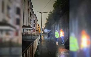 İstinat duvarı çöktü: 3 araç hasar gördü…