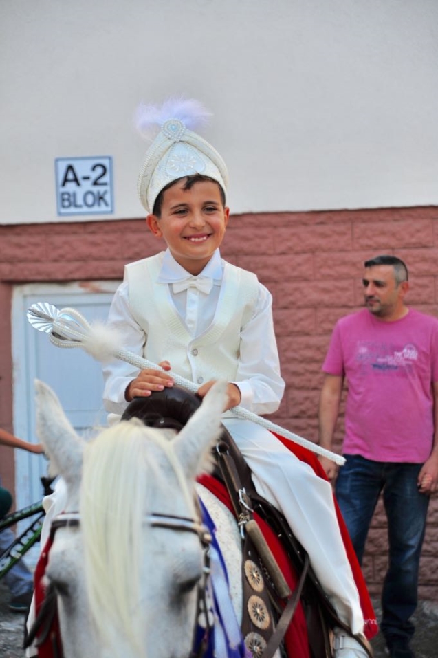 Efe Demir erkekliğe ilk adımını attı…