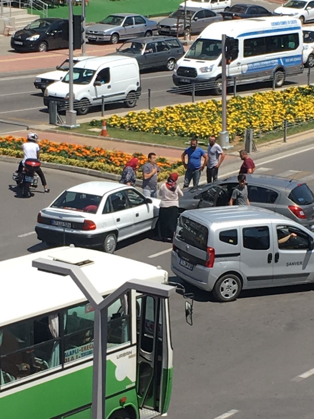 Çarpıştılar… Yolu trafiğe kapattılar…