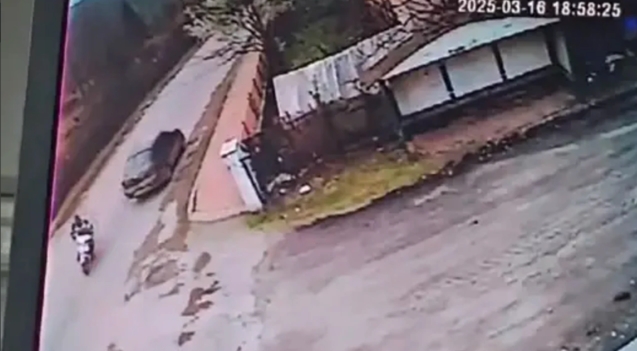 Otomobil ile motosiklet çarpıştı... Kameralara yansıdı...