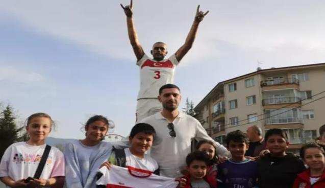 Merih Demiral, Bolu’daki heykelini ziyaret etti...