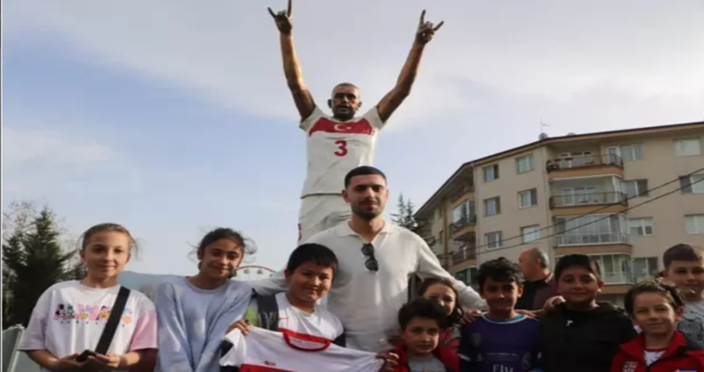 Merih Demiral, Bolu’daki heykelini ziyaret etti...