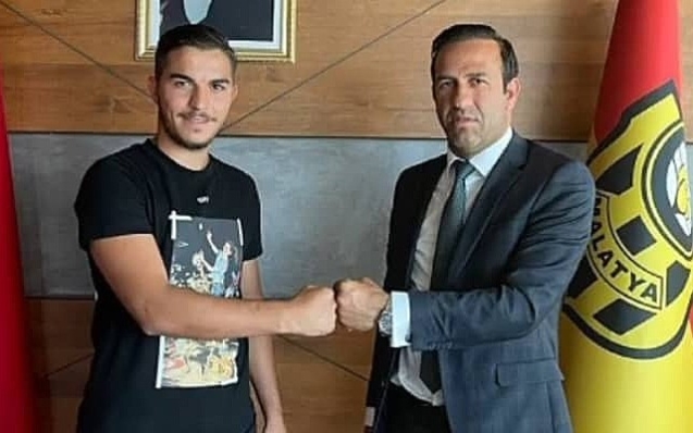 Yeni kulübünde sözleşme imzaladı...