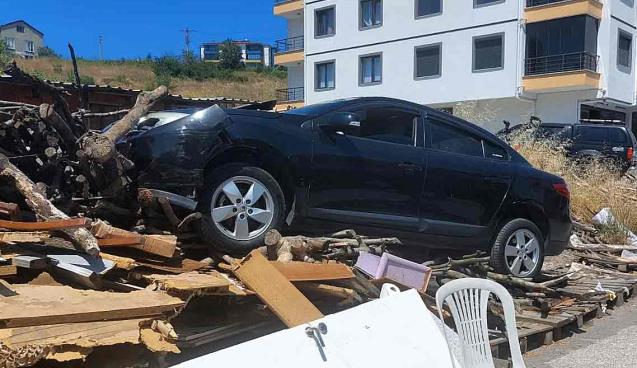 Odun yığınına çarptı… Yaralılar var…
