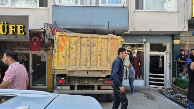 Freni patladı... İş yerine girdi...