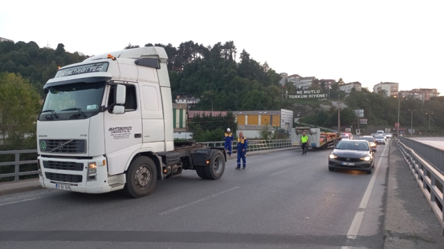 TIR’dan ayrılan DORSE, köprü üzerinde kaldı.