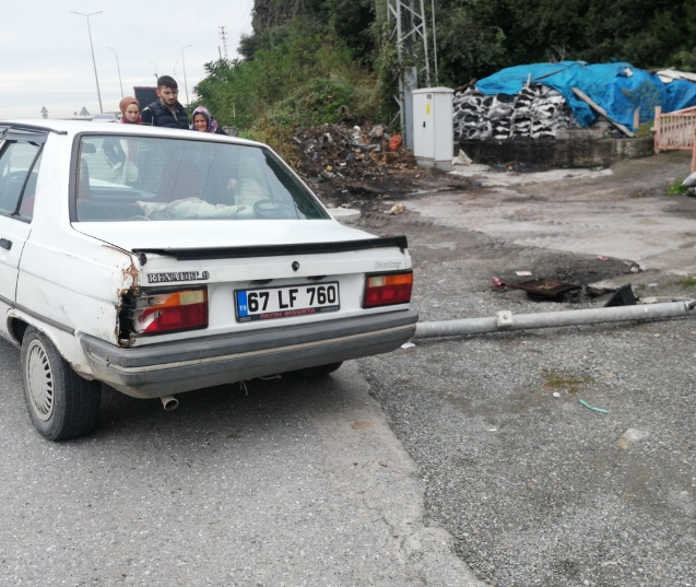 Kontrolden çıkan araç direğe çarparak durabildi...