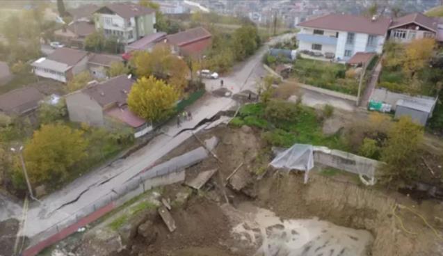 Kazılan temelin yanından geçen yol çöktü...