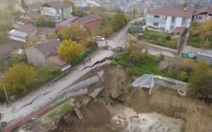 Kazılan temelin yanından geçen yol çöktü...