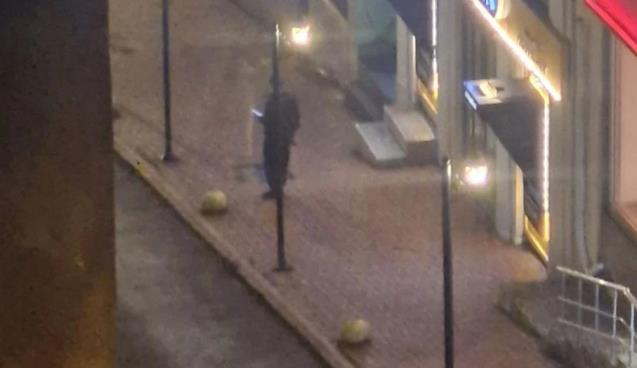 Elinde balta ile dolaşıp korku saçtı...