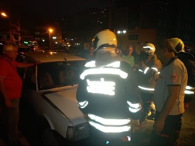Otomobil alev aldı… İlk müdahale bakın nasıl yapıldı…