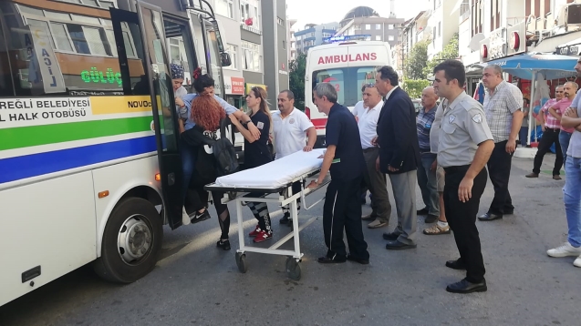Ambulansı beklemedi, bayılan kadını hastaneye yetiştirdi…