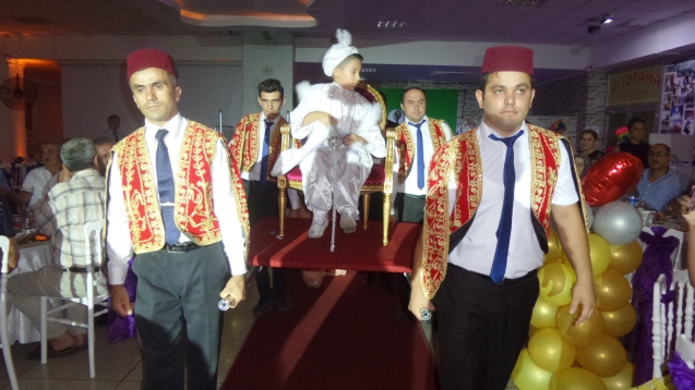 Erkekliğe ilk adımını sevenleri ile attı…