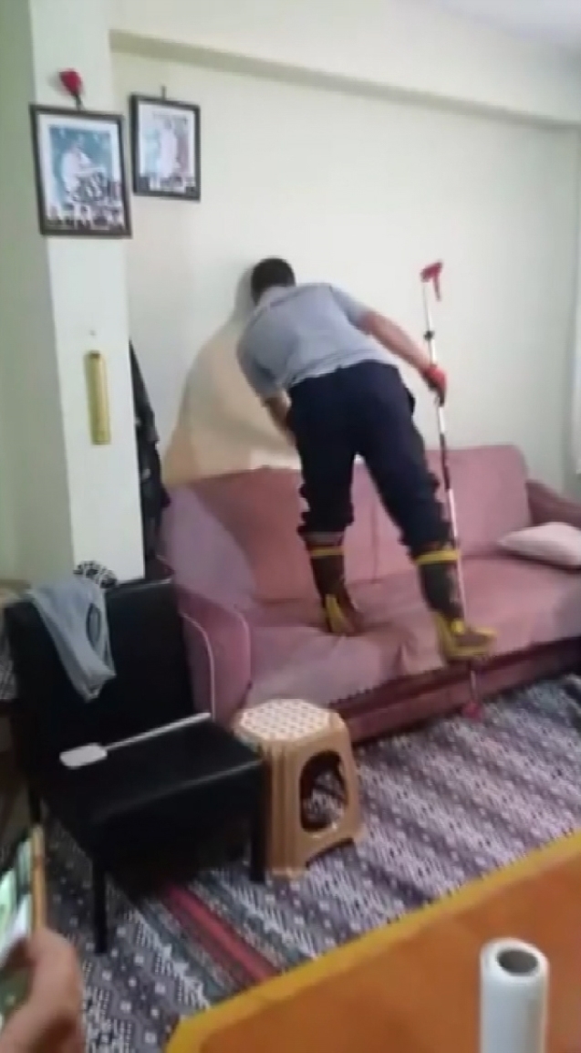 İtfaiye erlerinden yılan yakalama operasyonu…