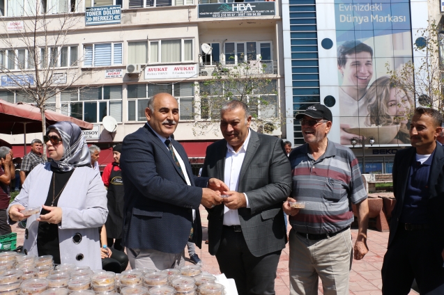 Şahin ailesi aşure dağıttı…