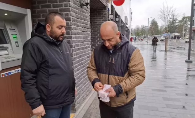 Hesabına yanlışlıkla gelen paranın sahibini buldu...