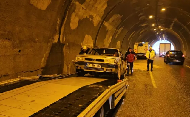 Otomobil, tünel duvarına çarparak durabildi...