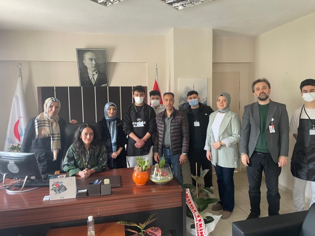 Hastaların kişisel bakımlarını öğrenciler yaptı...