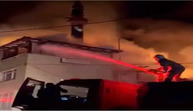 Bartın’da evde çıkan yangın, köy konağı ve camiye sıçradı…