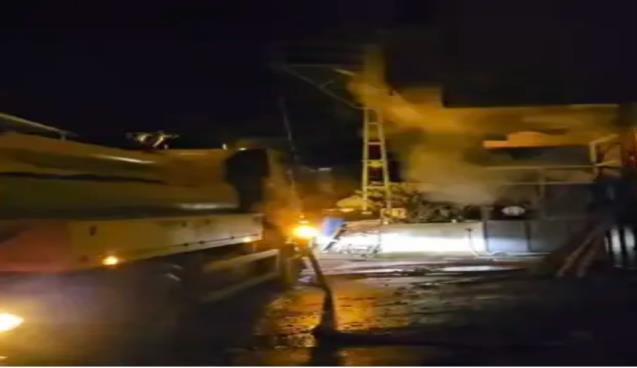 Evde çıkan yangında, yatağa bağlı hastayı komşuları kurtardı